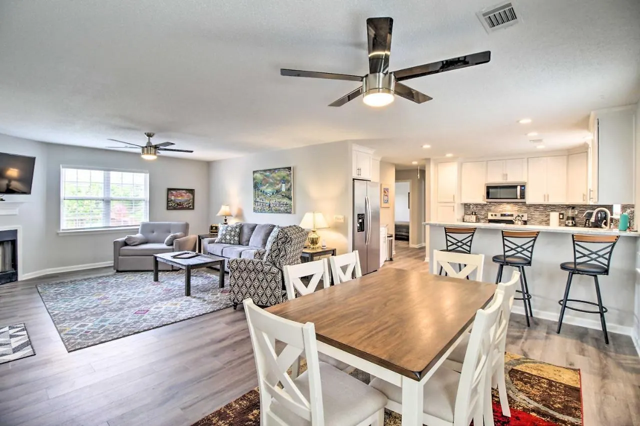 Ideally Located Luxe House On Holiday home