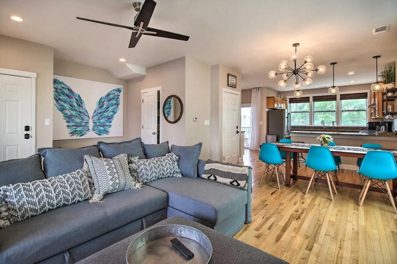 Bright Townhome - Walk To The Beach! Holiday home