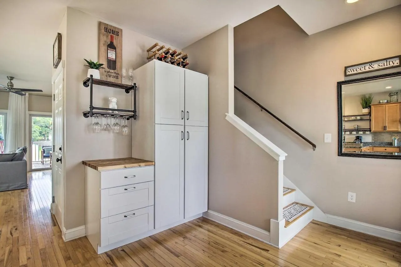 Bright Townhome - Walk To The Beach! Holiday home