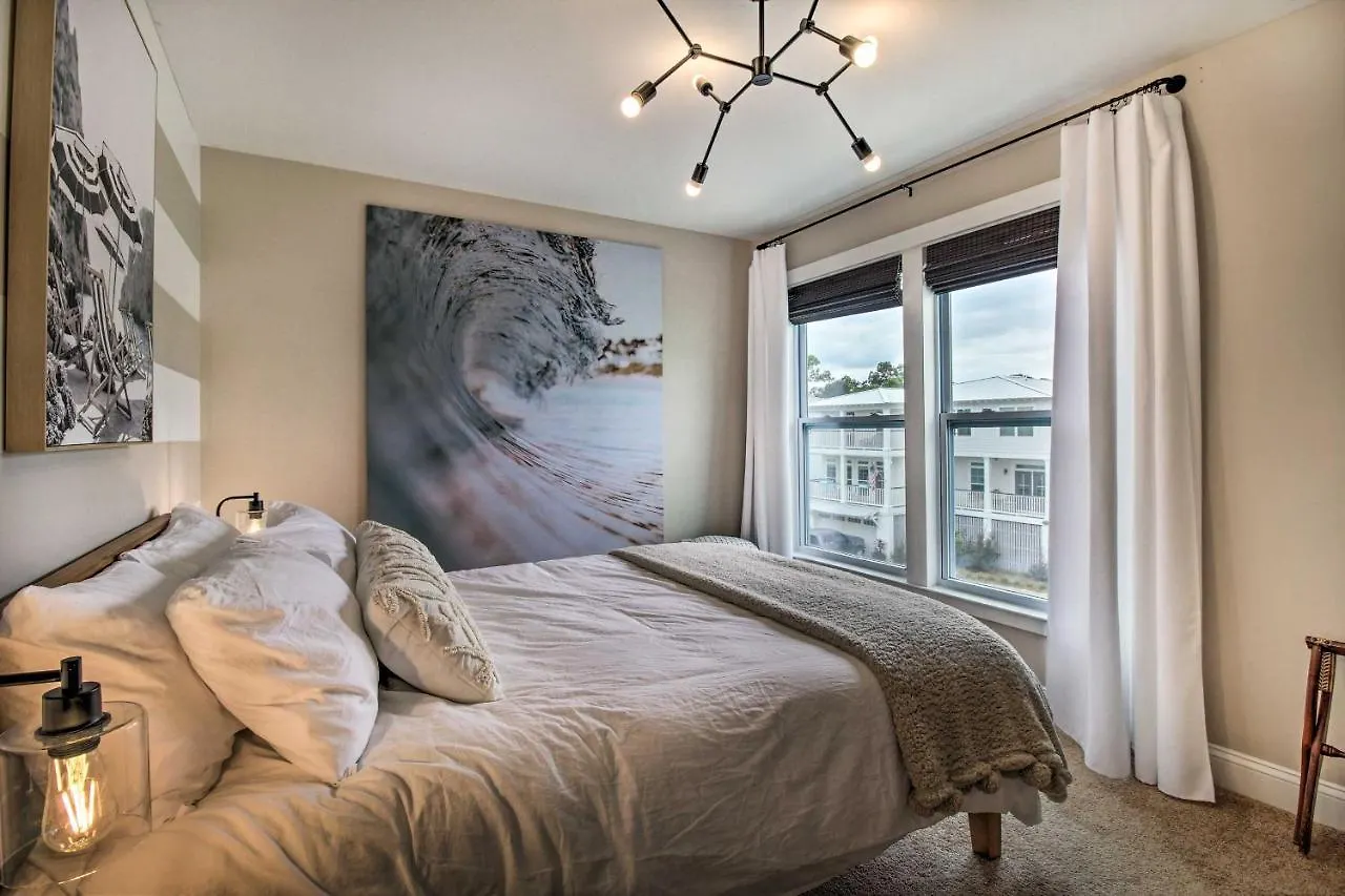 Bright Townhome - Walk To The Beach! *