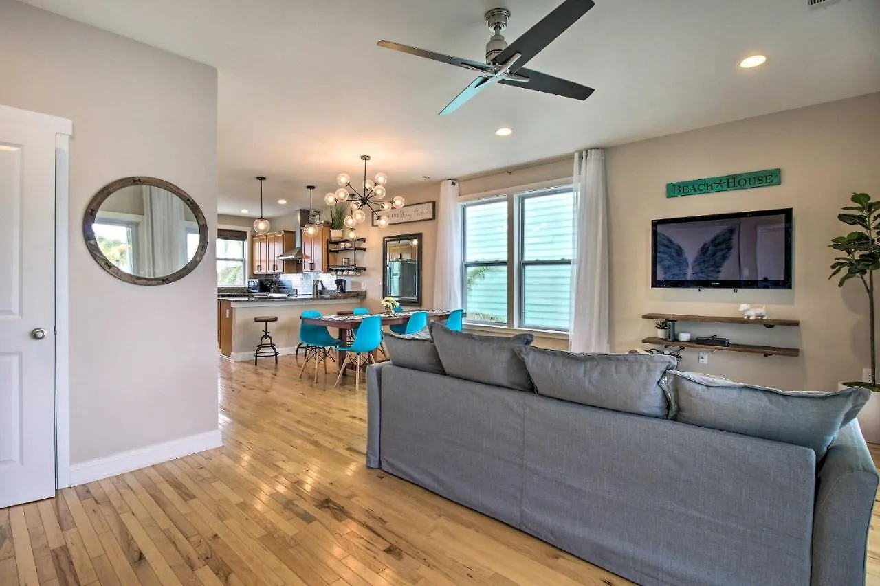 Bright Townhome - Walk To The Beach! *
