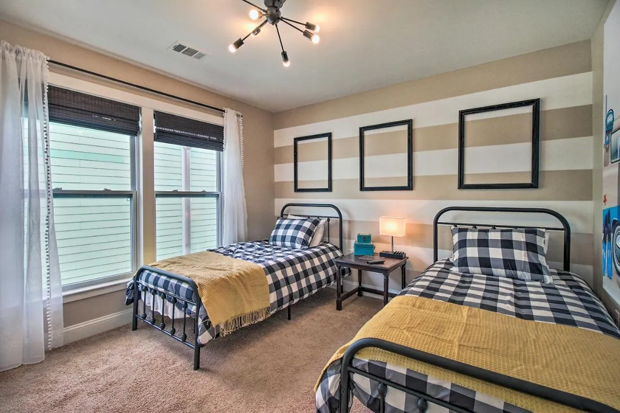 Bright Townhome - Walk To The Beach! Holiday home *