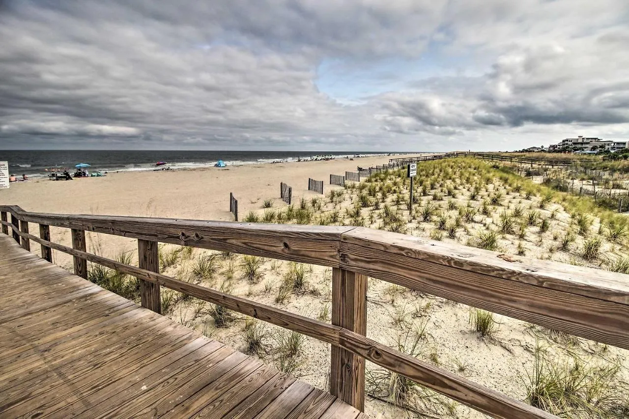 Bright Townhome - Walk To The Beach!