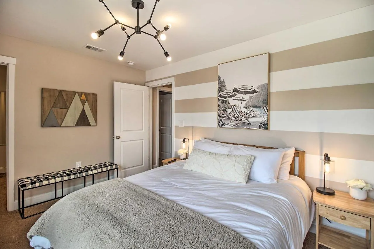 Bright Townhome - Walk To The Beach! *