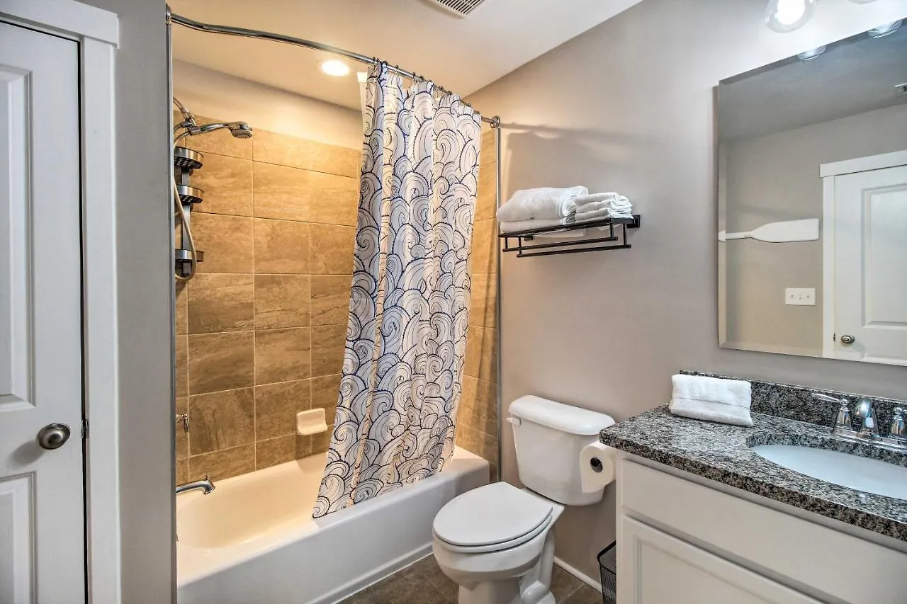 Bright Townhome - Walk To The Beach! *