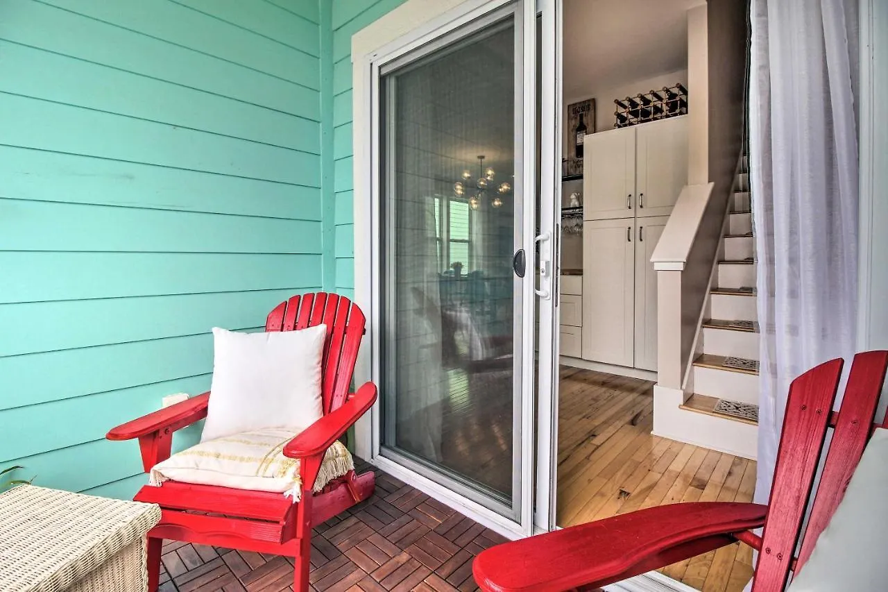 Bright Townhome - Walk To The Beach!