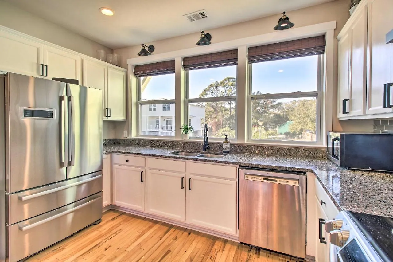 Bright Townhome - Walk To The Beach! * Tybee Island