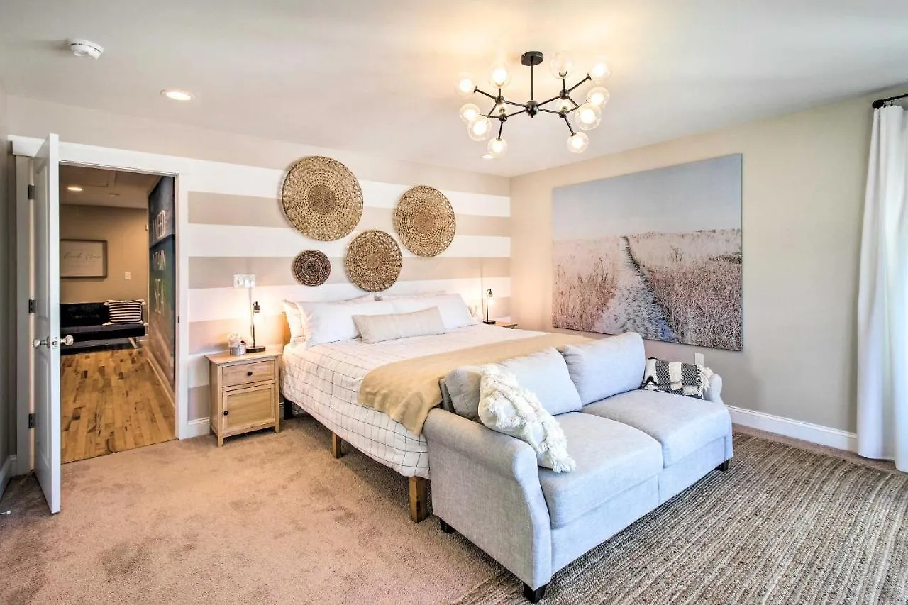 Bright Townhome - Walk To The Beach! *