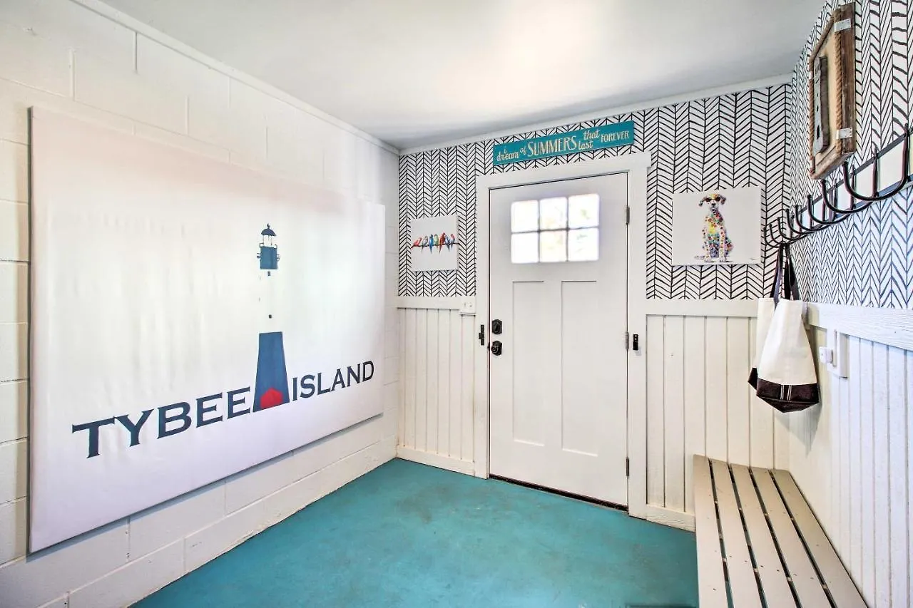 Bright Townhome - Walk To The Beach! Holiday home