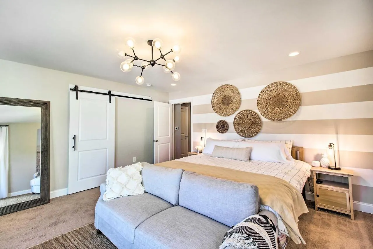 Bright Townhome - Walk To The Beach! Holiday home *