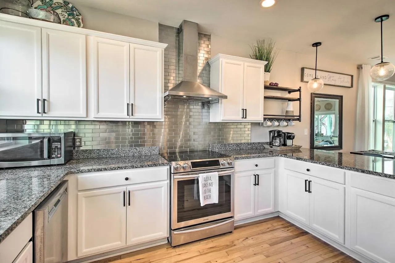 Bright Townhome - Walk To The Beach! Holiday home