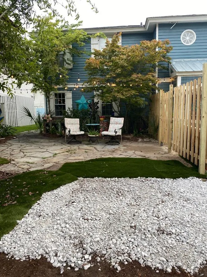 Pearls Pad - Beautiful 1 Bedroom Apartment- 1 Block To Beach *