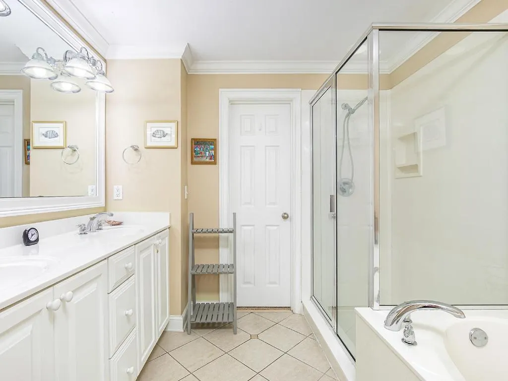 Brass Rail 214 Apartment