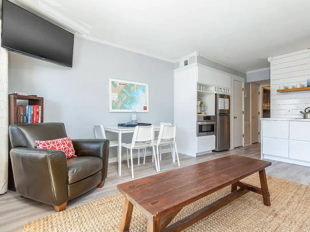 Racquet B202 Apartment