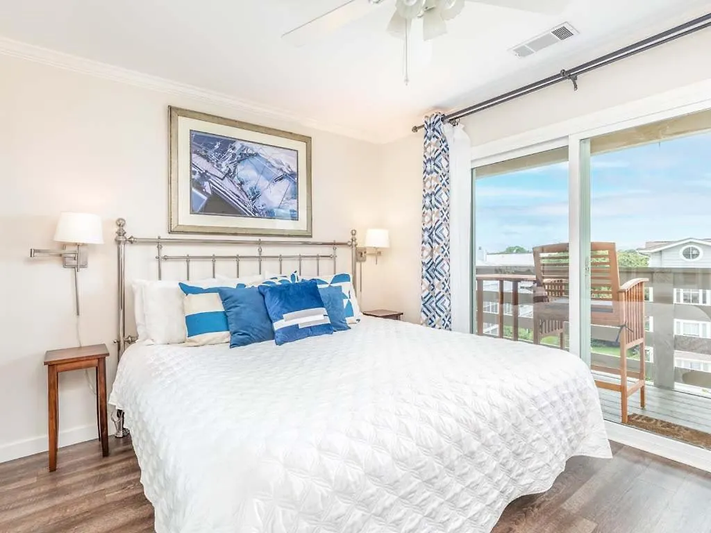 Apartment Lighthouse Point 9c