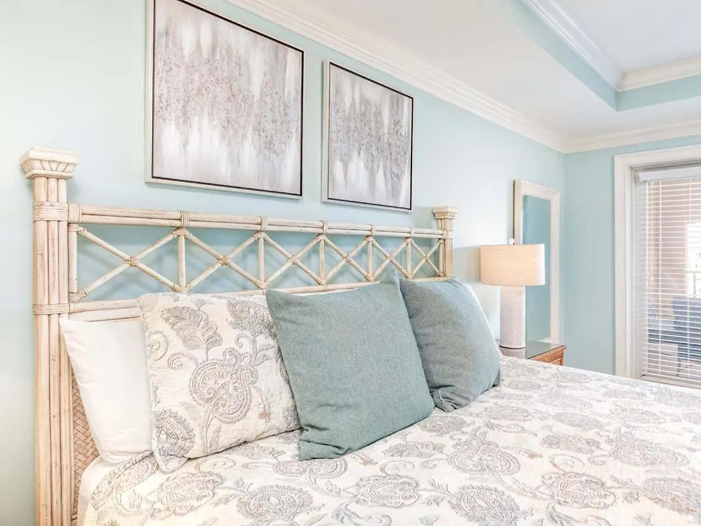 Apartment Brass Rail 306