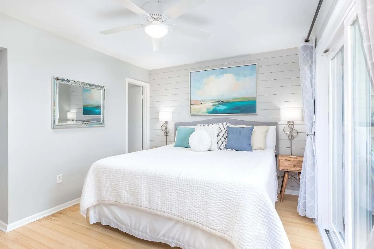 Lighthouse Point 25a *