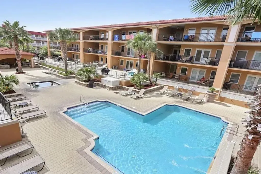 Unique 3br, 1 Of 5 W/huge Poolside Patio, Steps To & Pier, Gated