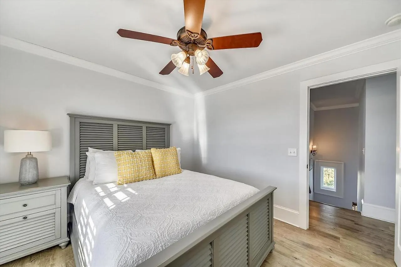 7 Palmwood Court *