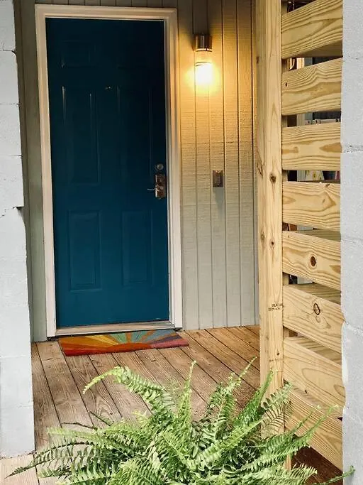 Tybee Sunshine ~ 50 Steps 'till Toes In The Apartment