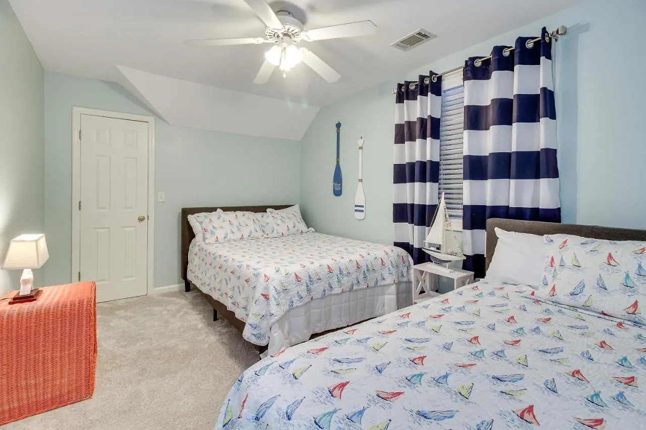 Lovely With Deck Less Than 1 Mi To Beach! Holiday home *