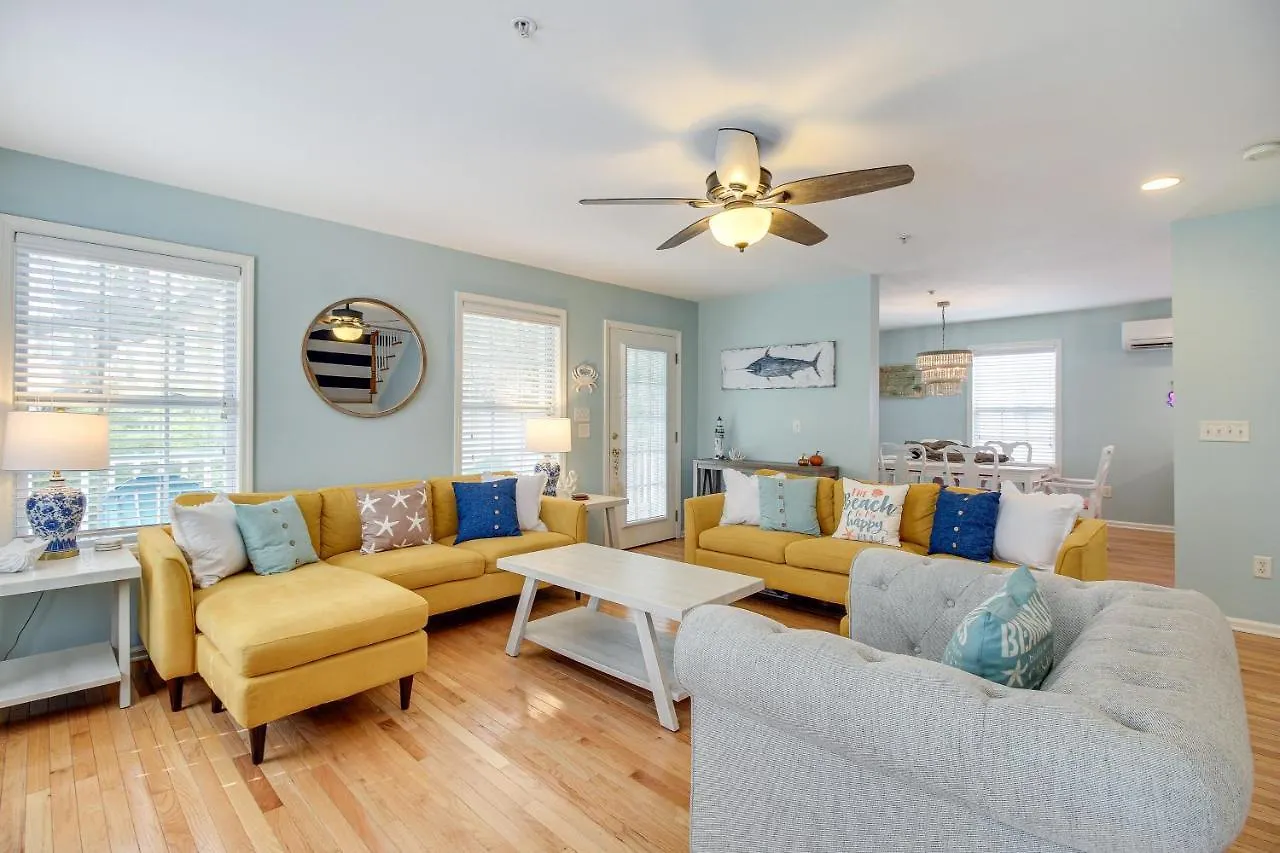 Lovely With Deck Less Than 1 Mi To Beach!