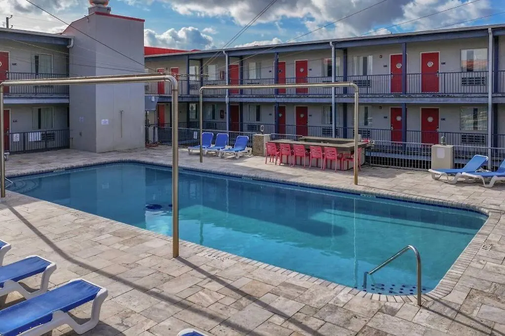 The Sea & Breeze:1 Bed W/pool Steps To Beach Apartment