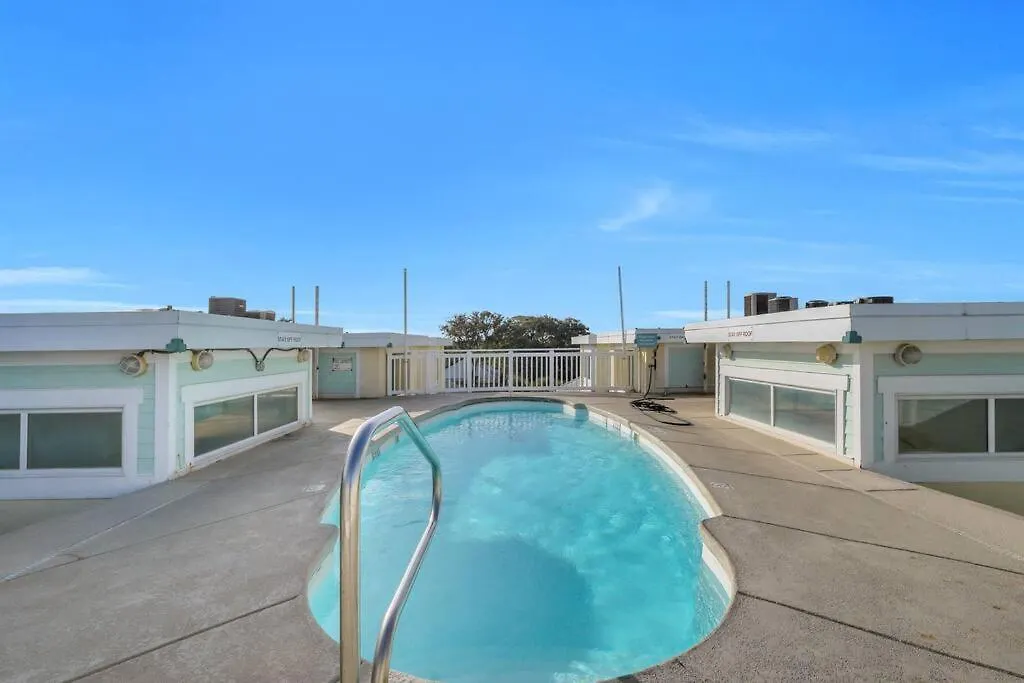 Apartment Tybee Dream: 2 Bed 2 Bath W/ Rooftop Pool *