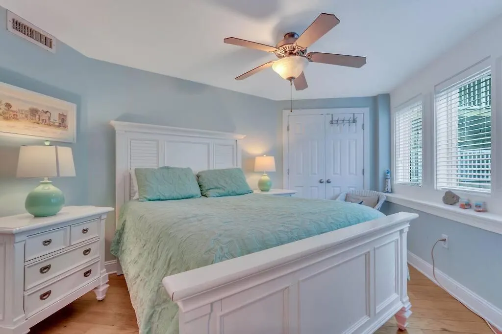 Apartment Tybee Dream: 2 Bed 2 Bath W/ Rooftop Pool *
