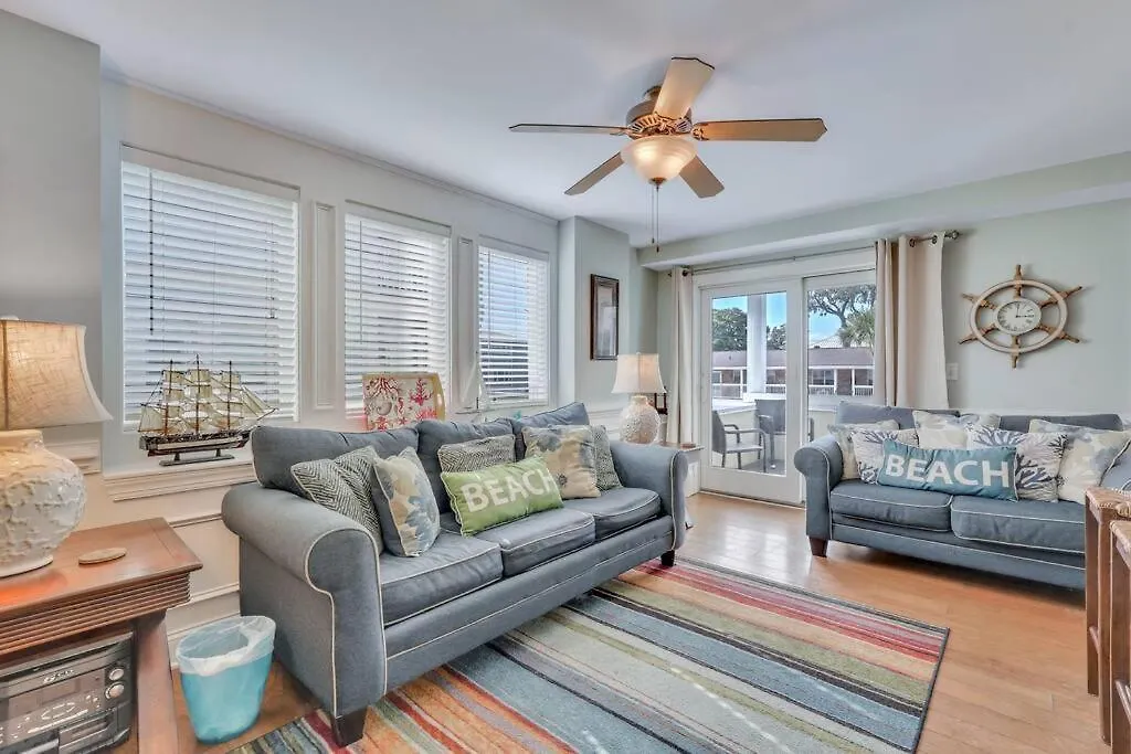 Tybee Dream: 2 Bed 2 Bath W/ Rooftop Pool Tybee Island