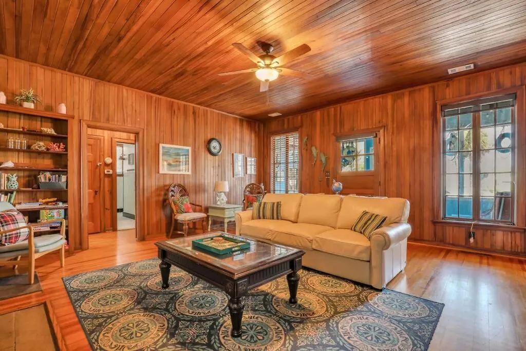 Pineapple By The Sea, 3 Bedroom Home, Steps To Apartment