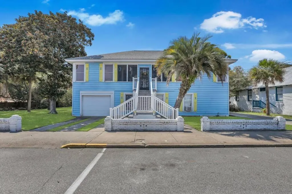 Apartment Pineapple By The Sea, 3 Bedroom Home, Steps To