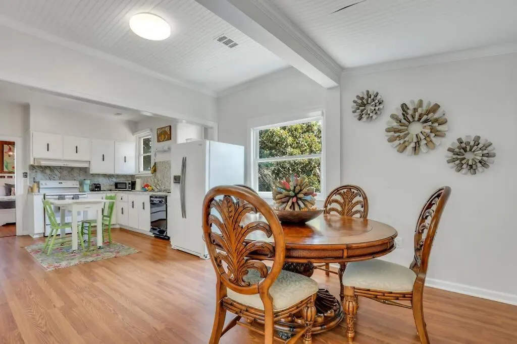 Pineapple By The Sea, 3 Bedroom Home, Steps To Apartment