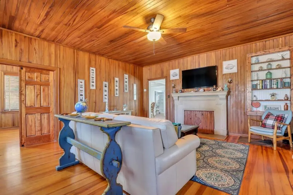 Pineapple By The Sea, 3 Bedroom Home, Steps To *