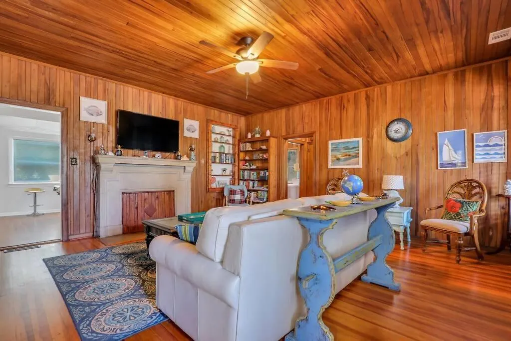 Apartment Pineapple By The Sea, 3 Bedroom Home, Steps To Tybee Island