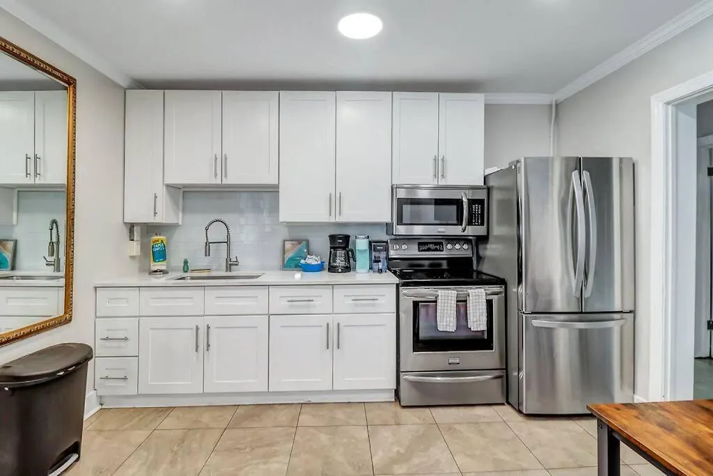 Coconut Crab Cottage: 4 Bedroom Steps From Beach! Apartment *