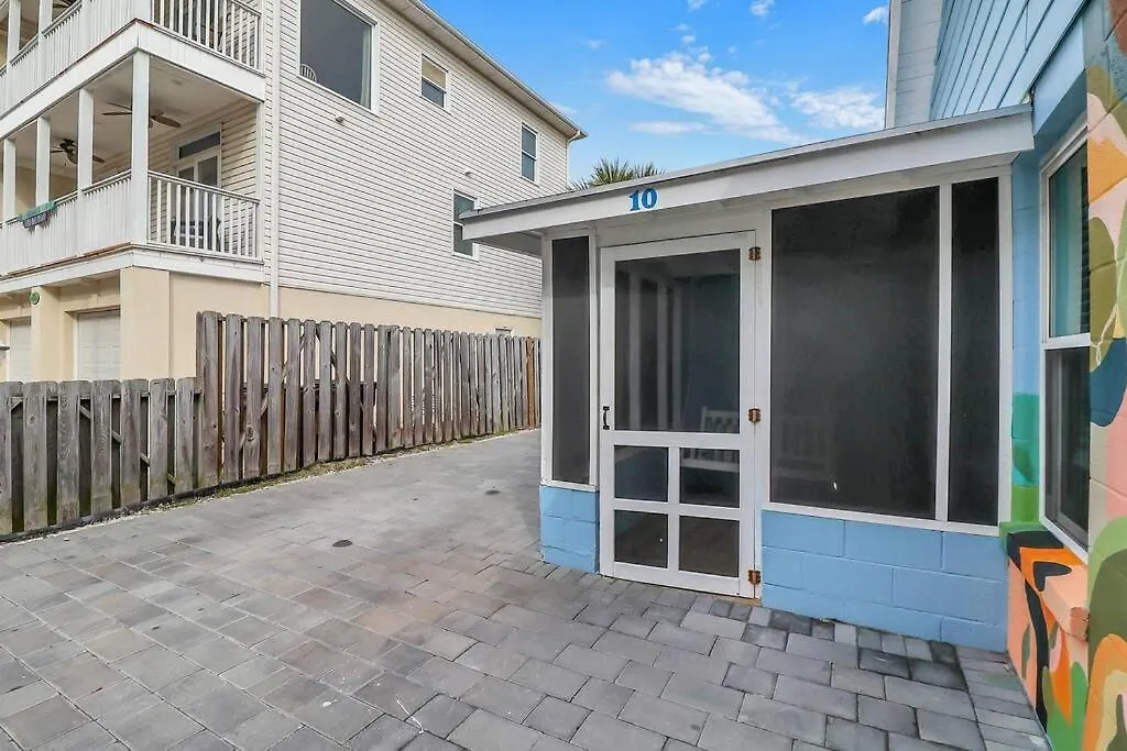 Coconut Crab Cottage: 4 Bedroom Steps From Beach! *