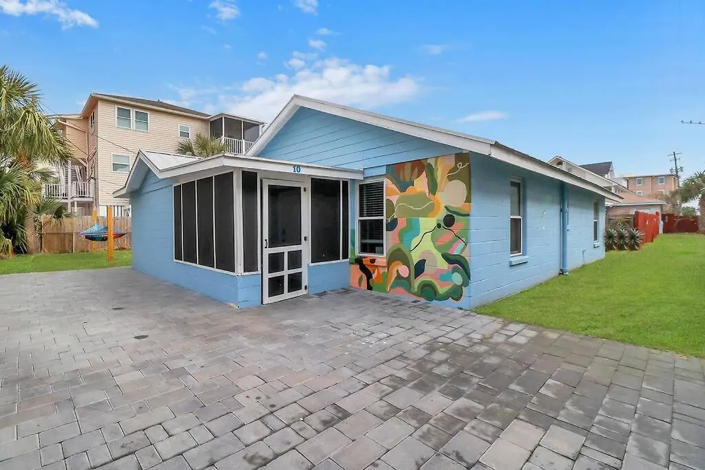 Coconut Crab Cottage: 4 Bedroom Steps From Beach!