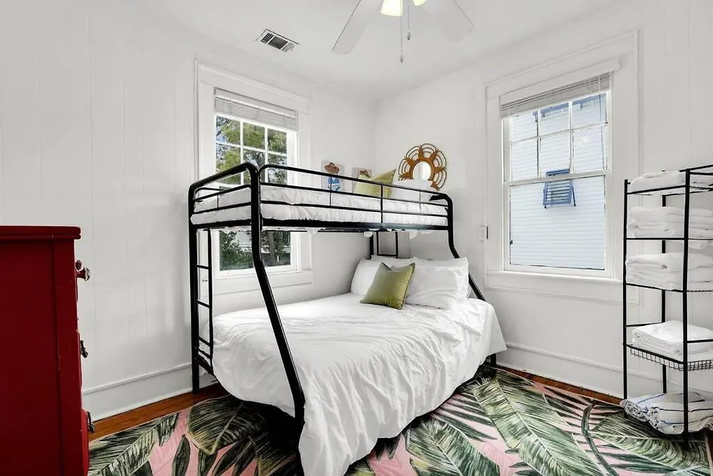 Apartment Splash Upper Unit. Heated Pool Walk To Beach!