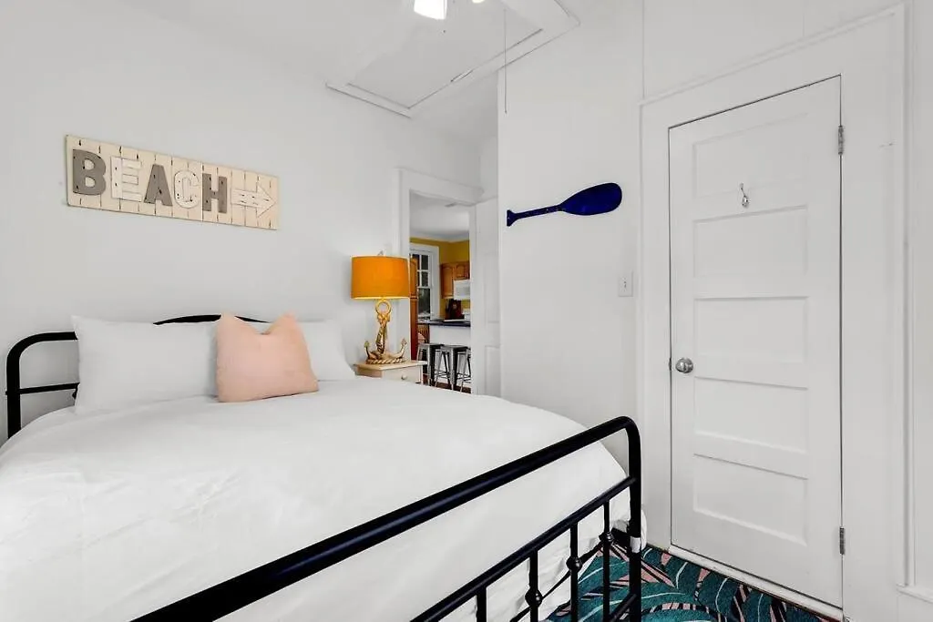 Apartment Splash Upper Unit. Heated Pool Walk To Beach!