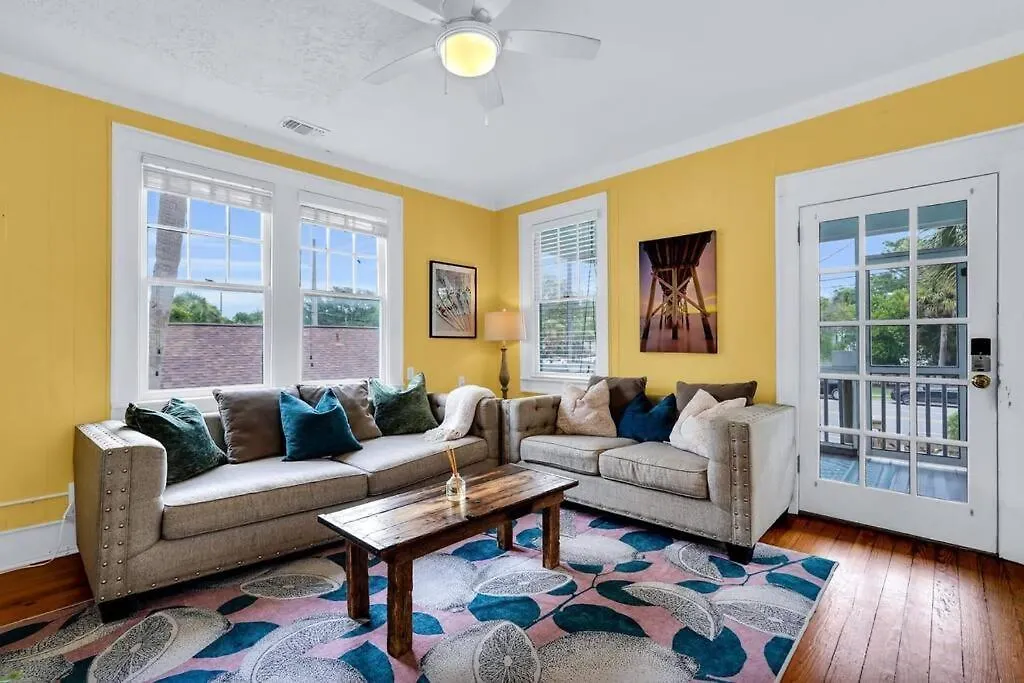 Apartment Splash Upper Unit. Heated Pool Walk To Beach!