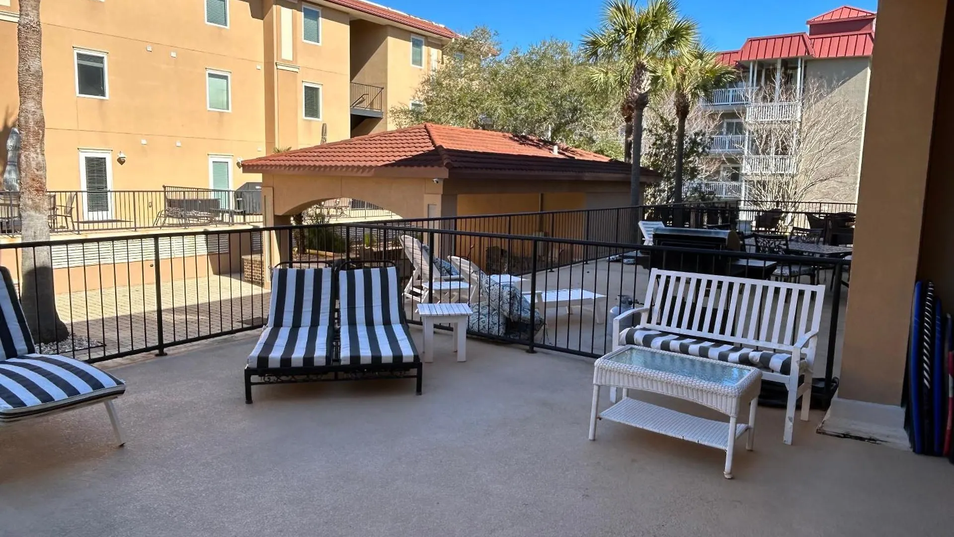 Unique 3br, 1 Of 5 W/huge Poolside Patio, Steps To & Pier, Gated Holiday home *