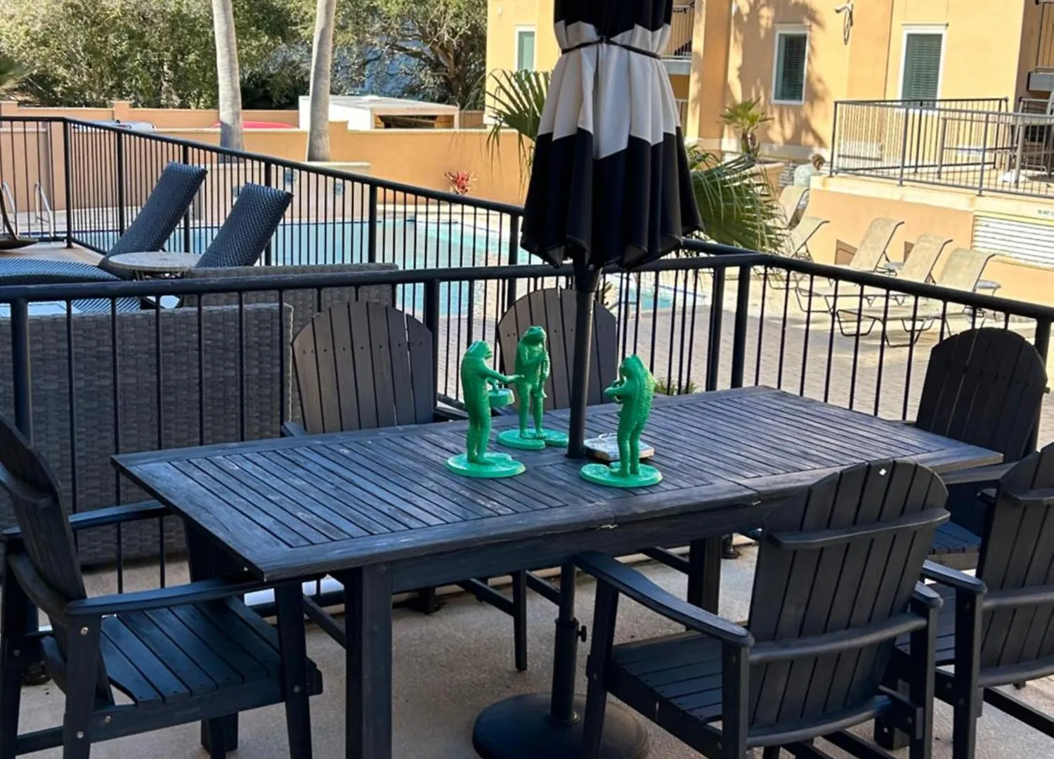 Holiday home Unique 3br, 1 Of 5 W/huge Poolside Patio, Steps To & Pier, Gated *