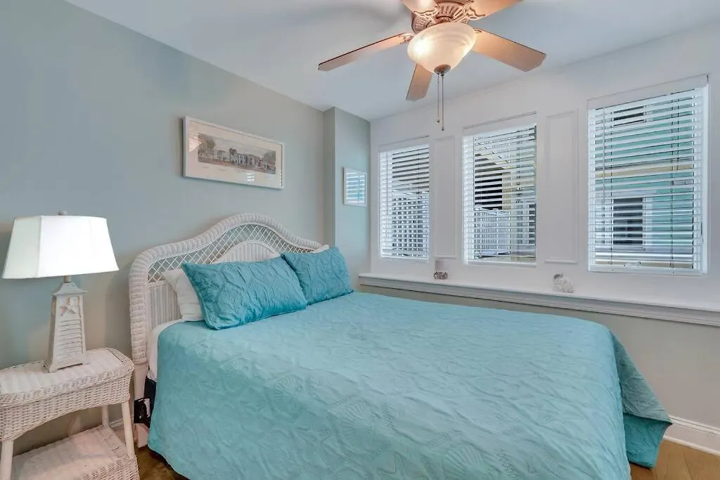Apartment Tybee Dream: 2 Bed 2 Bath W/ Rooftop Pool *
