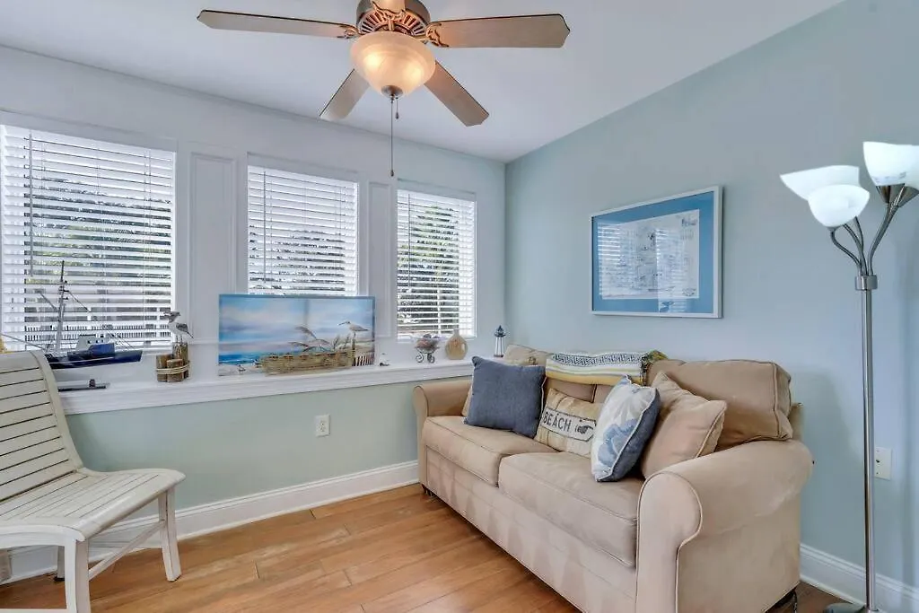 Tybee Dream: 2 Bed 2 Bath W/ Rooftop Pool Apartment *