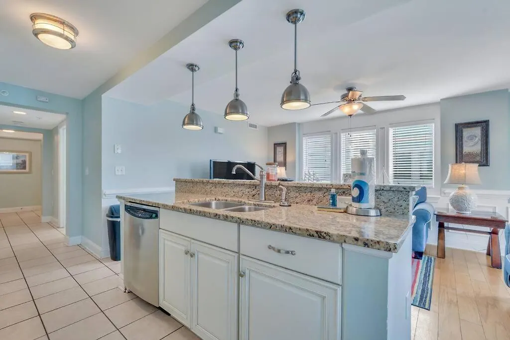 Apartment Tybee Dream: 2 Bed 2 Bath W/ Rooftop Pool