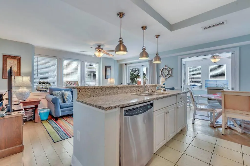 Tybee Dream: 2 Bed 2 Bath W/ Rooftop Pool * Tybee Island