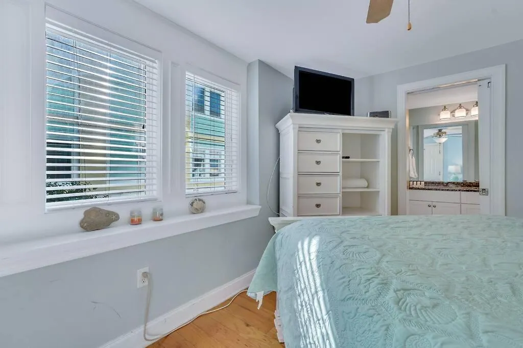 Apartment Tybee Dream: 2 Bed 2 Bath W/ Rooftop Pool