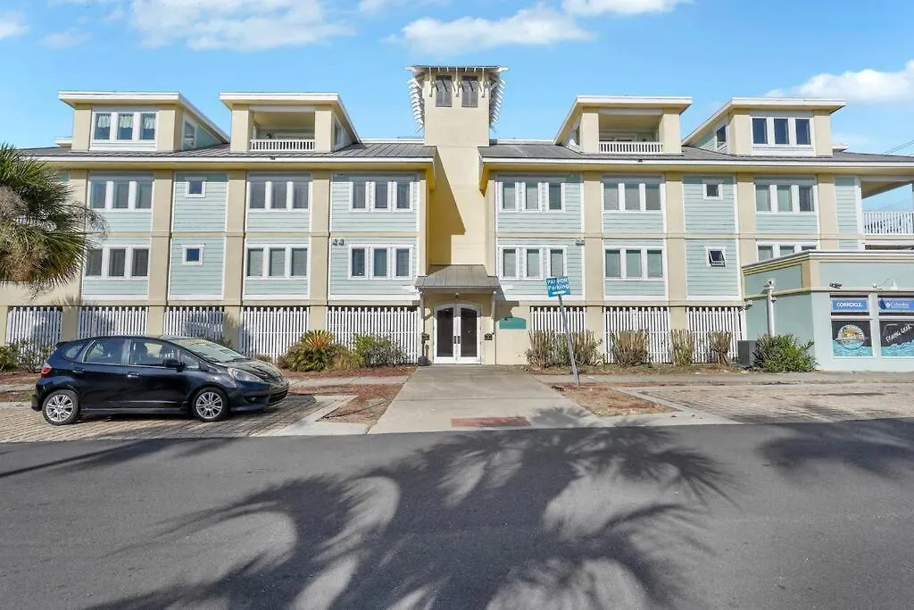 Tybee Dream: 2 Bed 2 Bath W/ Rooftop Pool Apartment *