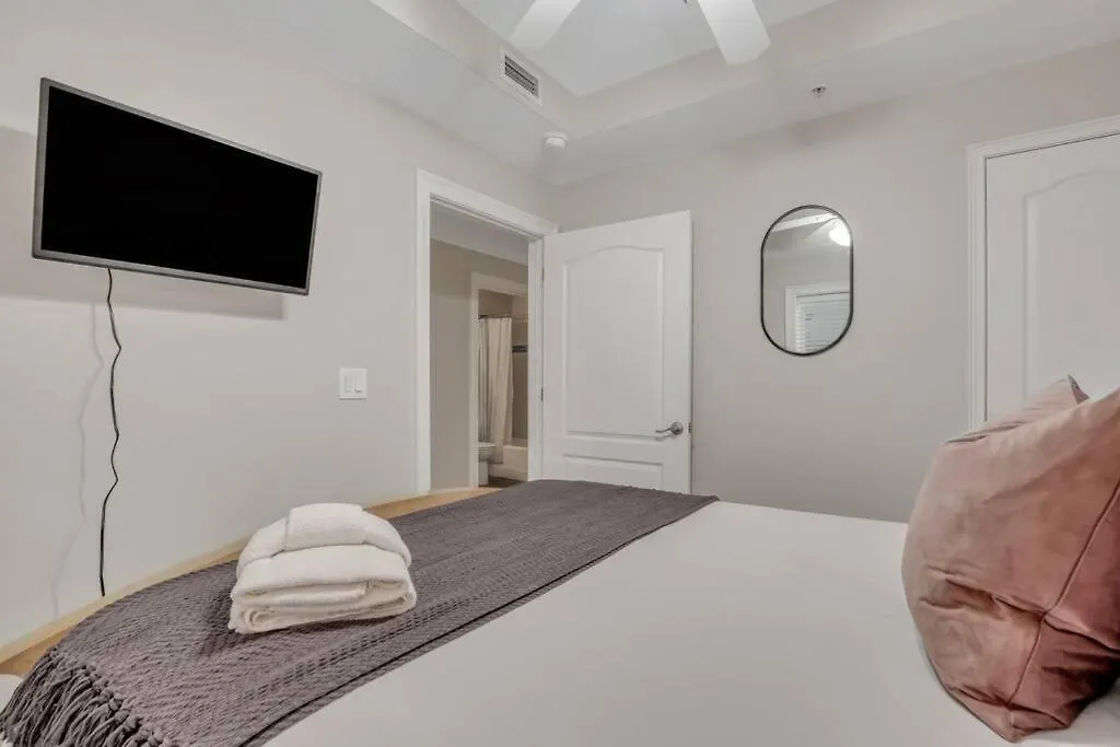 Apartment Front W/pool, Restaurant, And Bar Tybee Island